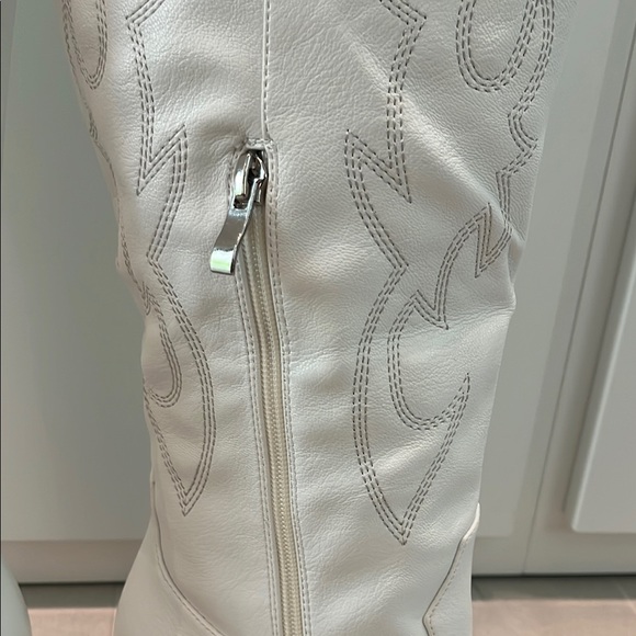 New White Leather Western-Style Women's Boots - Picture 7 of 15